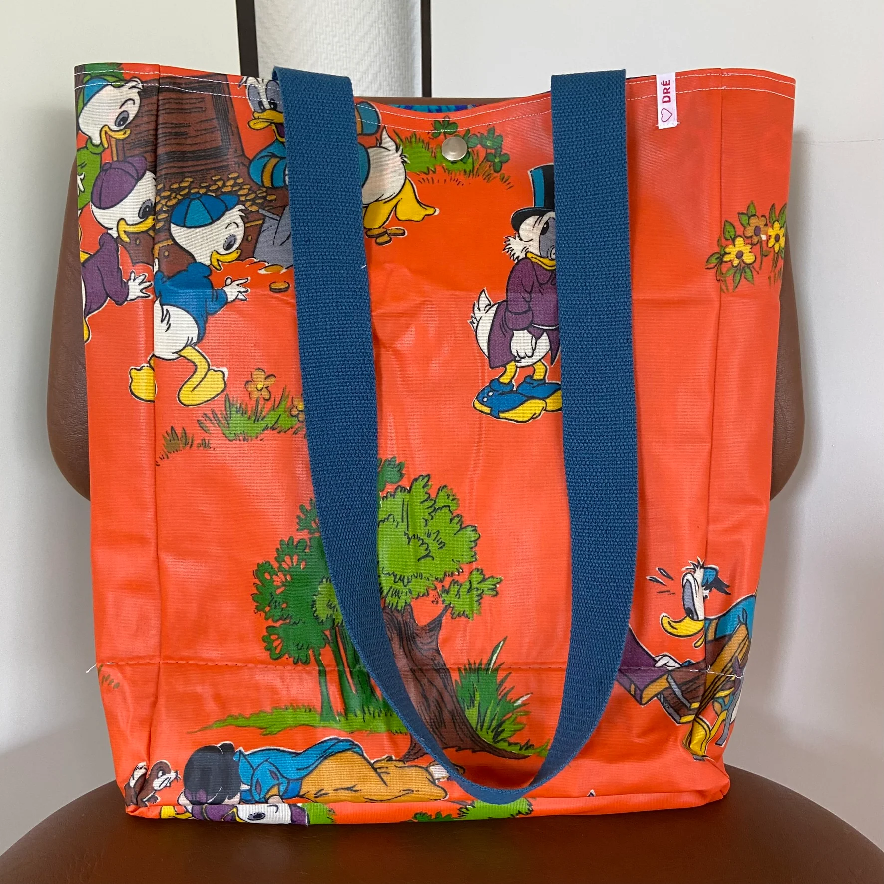 Boxkleed tas oranje Disney 2 - 51Dnspod | Smaakvolle damp – Verzendkosten vrij vanaf 40€ Boxkleed tas oranje Disney 2 - 51Dnspod | Smaakvolle damp – Verzendkosten vrij vanaf 40€
