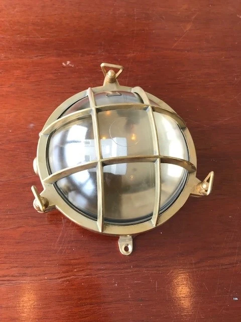 Bulleye Tornado scheepslamp, Messing, 17,5cmø - 51Dnspod | Smaakvolle damp – Verzendkosten vrij vanaf 40€ Bulleye Tornado scheepslamp, Messing, 17,5cmø - 51Dnspod | Smaakvolle damp – Verzendkosten vrij vanaf 40€