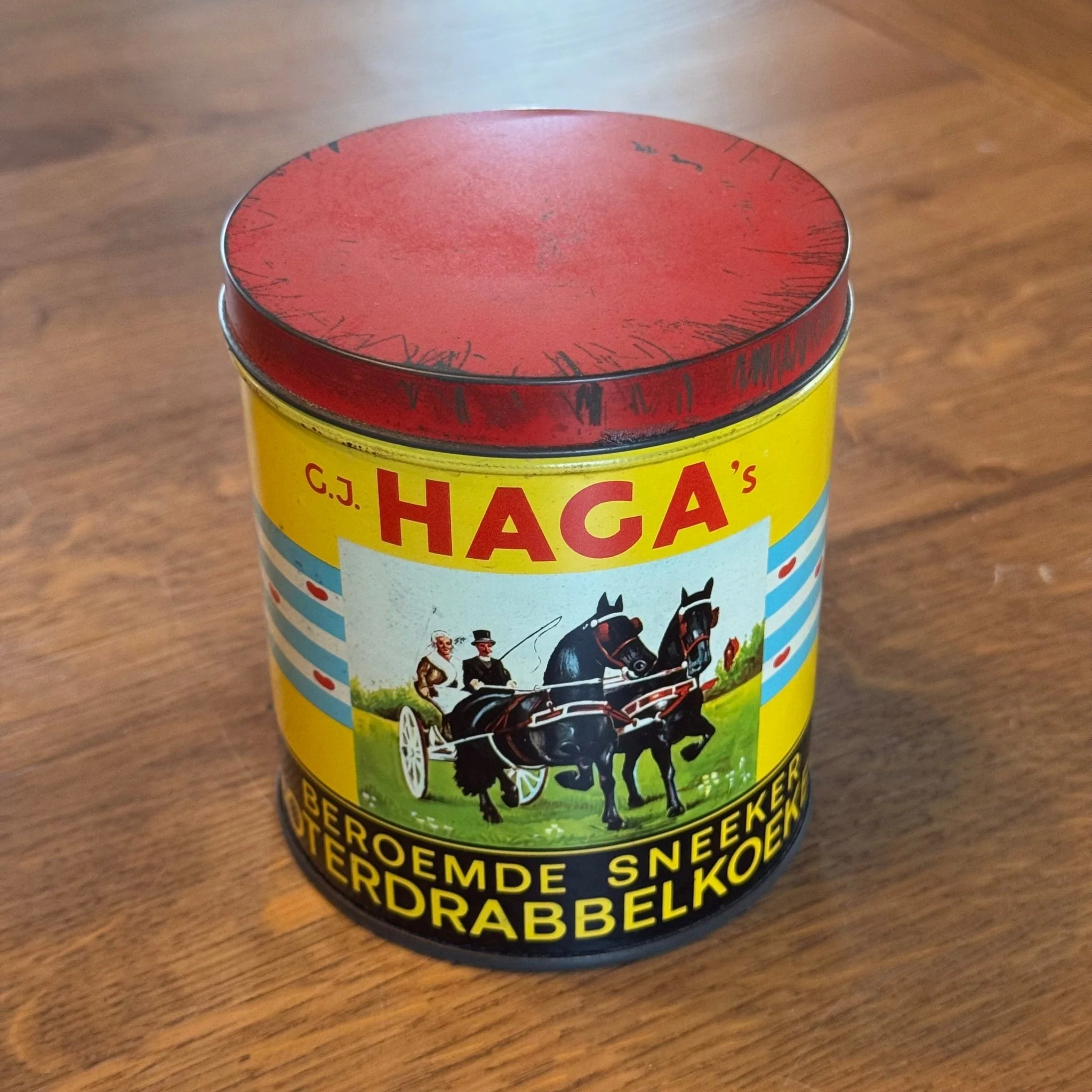C.J. Haga’s Sneeker Drabbelkoek Blik – Friesland ca. 1950s - 51Dnspod | Smaakvolle damp – Verzendkosten vrij vanaf 40€ C.J. Haga’s Sneeker Drabbelkoek Blik – Friesland ca. 1950s - 51Dnspod | Smaakvolle damp – Verzendkosten vrij vanaf 40€