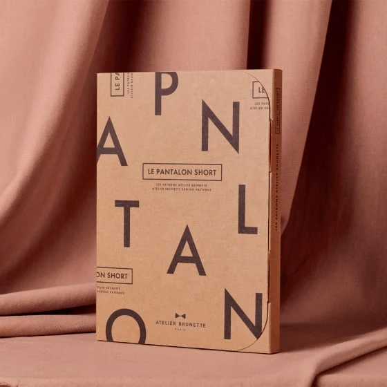 Atelier Brunette - Le Pantalon short (papieren patroon) - 51Dnspod | Smaakvolle damp – Verzendkosten vrij vanaf 40€ Atelier Brunette - Le Pantalon short (papieren patroon) - 51Dnspod | Smaakvolle damp – Verzendkosten vrij vanaf 40€